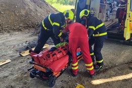Jeden dělník pracující na opravě D1 spadl z plošiny, druhého sundali z výšky hasiči
