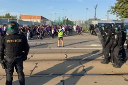 Policisté dohlédli na fanoušky při utkání i při přesunech regionem