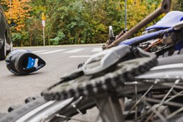 Starší motorkář se v Havířově střetl s autobusem
