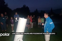 Lidé přišli na Ondřejník společně s astronomem pozorovat noční oblohu a úplněk