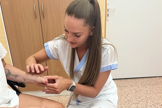Nastávajícím maminkám pomohou před porodem speciální cross tejpy