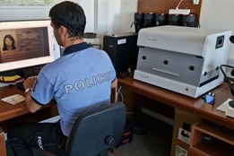Padělaný doklad i upravený pas. Dva cizinci byli v Česku nelegálně, odhalili je policisté