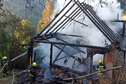 Rozsáhlý požár v Hutisku-Solanci likviduje pět jednotek hasičů