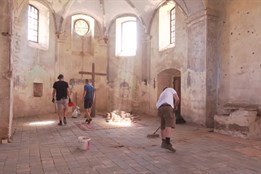 Lípa Musica uklízela kostel v Drchlavě