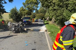 Jeden mrtvý a dva zranění po nárazu auta do stromu na Bruntálsku