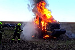 Během žní vzplály dva zemědělské stroje
