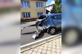 Vlak narazil do auta. Děsivá chvíle na přejezdu v Lipové
