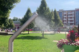 Mlžné sprchy v centru Vsetína nabízejí v horku příjemné osvěžení