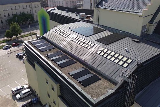 Moravské divadlo Olomouc instaluje fotovoltaickou elektrárnu, ročně ušetří desítky tisíc korun