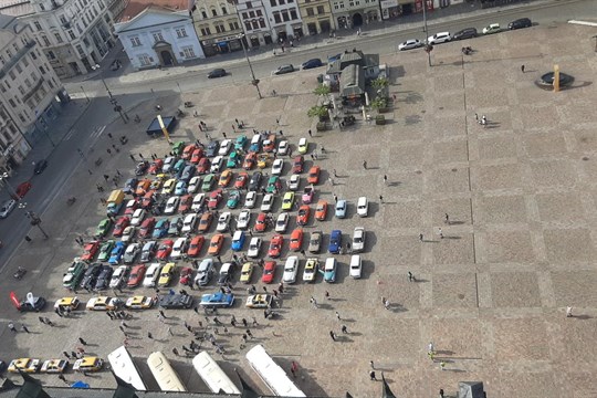 Historické automobily a motorky projely Plzeňskem. Jízda veteránů byla podívanou pro obyvatele Plzně i okolí