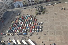 Historické automobily a motorky projely Plzeňskem. Jízda veteránů byla podívanou pro obyvatele Plzně i okolí