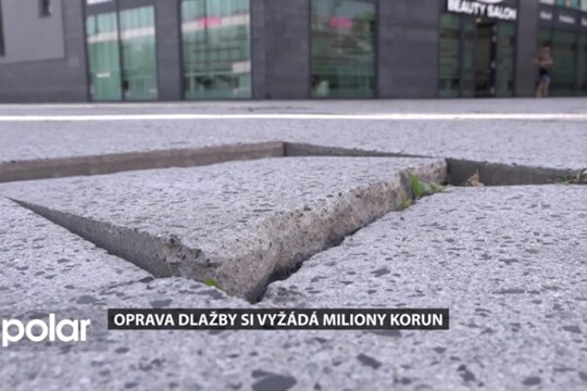 Dlažba před Karolinou musí být opravena. Ničí ji neukáznění řidiči aut