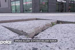 Dlažba před Karolinou musí být opravena. Ničí ji neukáznění řidiči aut