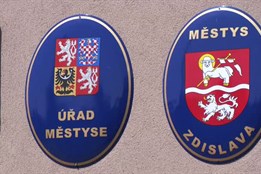 Zdislava opravuje střechu úřadu