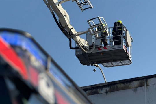 V Mošnově hořela střecha průmyslové haly, zasahovalo 7 jednotek hasičů