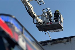 V Mošnově hořela střecha průmyslové haly, zasahovalo 7 jednotek hasičů