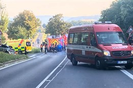Autobus naboural v Opavě do stojících aut, několik zraněných