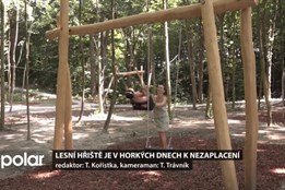 Lesní hřiště je v horkých dnech k nezaplacení. Hošťálkovice oživily zanedbaný kout lesa