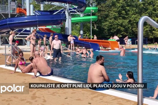 Teplé dny nalákaly tisíce lidí na koupaliště, plavčíci musí být neustále ve střehu