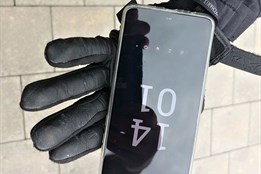 Skupinka osob zaútočila v centru Zlína na muže a ukradla mu mobil. Mělo jít o pomstu