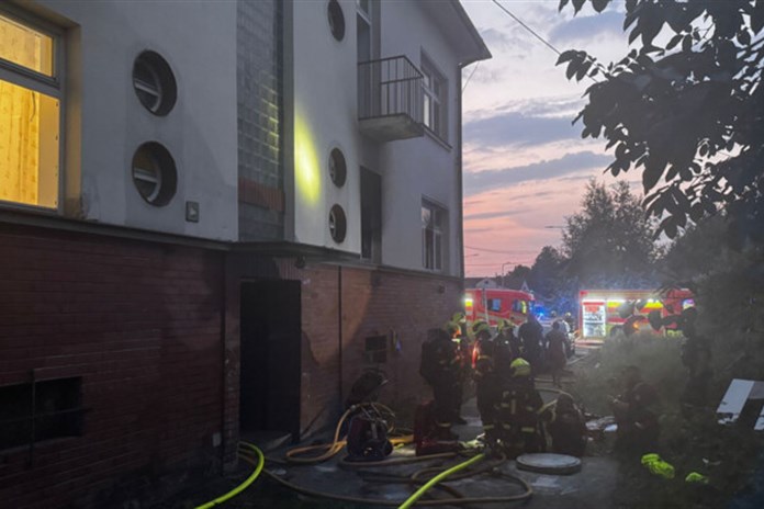 Tři zranění a 17 evakuovaných po požáru bytu v Ostravě-Přívozu