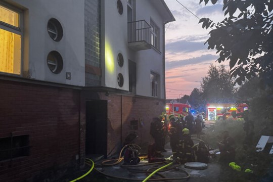 Tři zranění a 17 evakuovaných po požáru bytu v Ostravě-Přívozu
