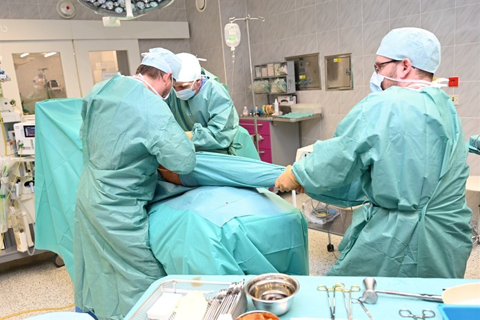 Ve valašskomeziříčské nemocnici používají při operacích kyčelního kloubu novinku