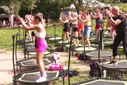 V Jablonci proběhly charitativní trampolíny