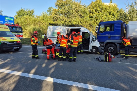 Ve Starém Městě se srazila dodávka s cisternou převážející naftu. Čtyři lidi se zranili