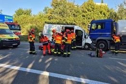 Ve Starém Městě se srazila dodávka s cisternou převážející naftu. Čtyři lidi se zranili