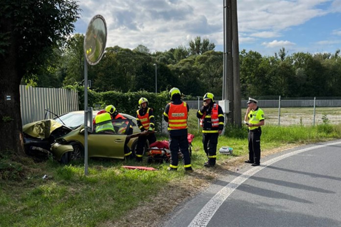 Auto v Bašce narazilo do stromu, vážně zraněného muže transportovali letecky
