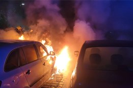 Hasiči v Novém Jičíně likvidovali požár aut a bytu, policie zadržela muže, evakuováno pět desítek osob