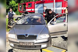 Ve Šternberku se srazil vlak s autem, dva zraněné odváželi do nemocnice