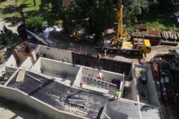 Speciální technika uložila do pavilonu akvárií rozměrná skla