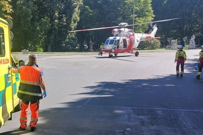 Pád z okna hotelu v centru Karlových Varů. Zraněná žena skončila v nemocnici