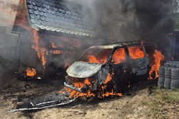 Od hořící dodávky chytil i zahradní domek. Škoda je přes půl milionu
