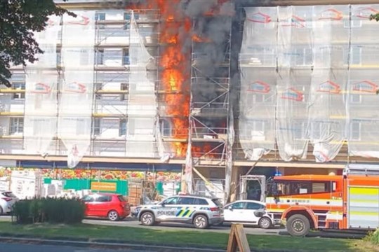 Velký požár bytu v centru Havířova. Do akce vyrazilo plno hasičů