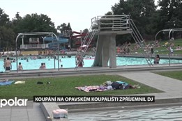 Opavské koupaliště bylo mimořádně otevřeno až do 10 večer. Koupání zpestřil DJ