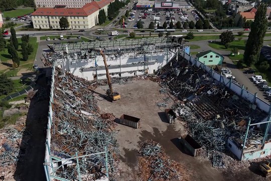 Sportovci musí využít ledovou plochu mimo Hradiště