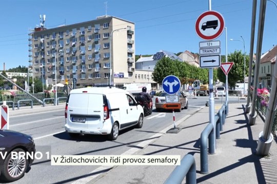 V Židlochovicích se buduje nový kruhový objezd, provoz řídí semafory
