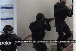 Dramatické cvičení na krajském úřadě: policisté a záchranáři se připravovali na útok střelců, rukojmím byl hejtman