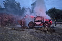 Tři jednotky hasičů likvidovaly požár nakladače v Ratajích 
