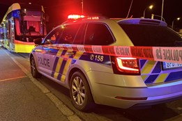Tragédie v Plzni. Žena při přebíhání zakopla a spadla pod tramvaj. Na místě zemřela