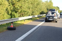 Kuriózní nehoda u Návsí: nákladnímu autu se za jízdy uvolnilo kolo a narazilo do čelního skla Audi