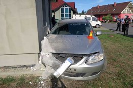 Opilý řidič zdemoloval auto i dům