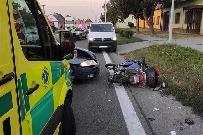 Motorkář utrpěl po srážce s osobním vozidlem ve Spytihněvi vážná poranění