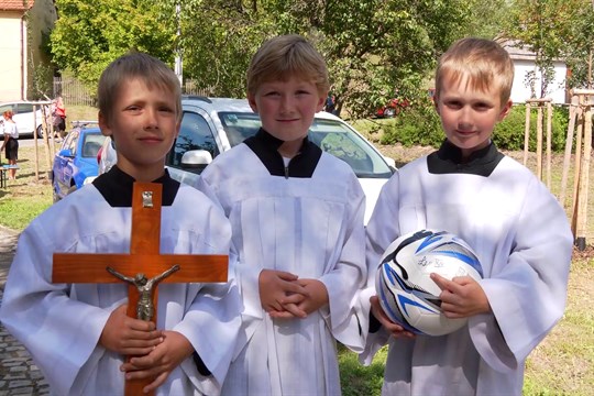 Na mši na Bartolomějských hodech přinesli ministranti míč podepsaný papežem 