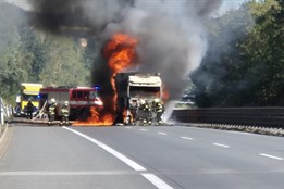 Policisté z MS kraje pomohli u hořícího kamionu na D1 na Vysočině