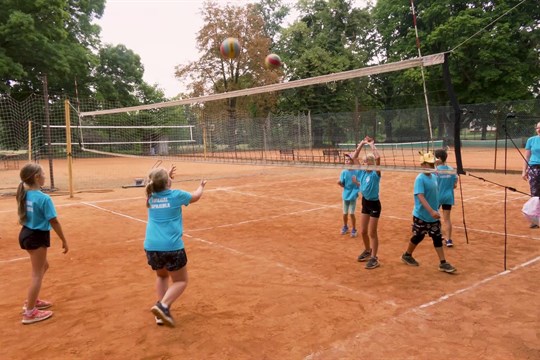 Mladí volejbalisté využili prázdniny k tréninku na kurtech