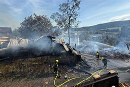 Rozsáhlý požár v Bukovci: hasiči vyhlásili druhý stupeň poplachu